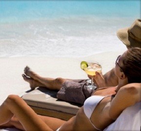 A Borgio Verezzi! Dai Bagni Europa! Giornata di relax al mare con 1 lettino, 1 sdraio + ombrellone e aperitivo di coppia con spritz, calice di vino o birra o analcolico con  stuzzichini!