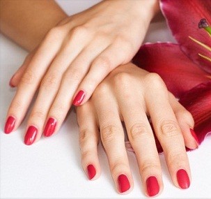  per manicure completa con applicazione smalto Dall'Estetica San lorenzo! 