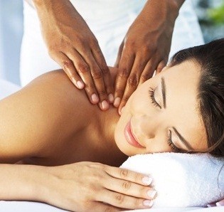 Massaggio della durata di 45 minuti  con ausilio di coppettazione per contrastare efficacemente gli inestetismi della cellulite o contrastare i dolori muscolari nella centralissima via Caffa da Nicolo' Rigamonti!