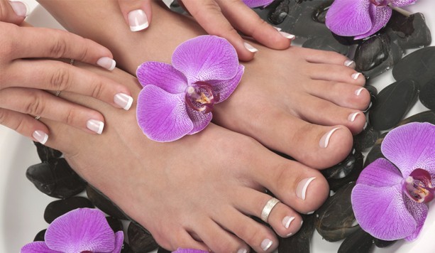 Pochi coupon!  Taglio delle unghie, Limatura unghie  con applicazione semipermanente mani da Estetika Vale nella centralissima via Colombo! Coupon valido 3 mesi!