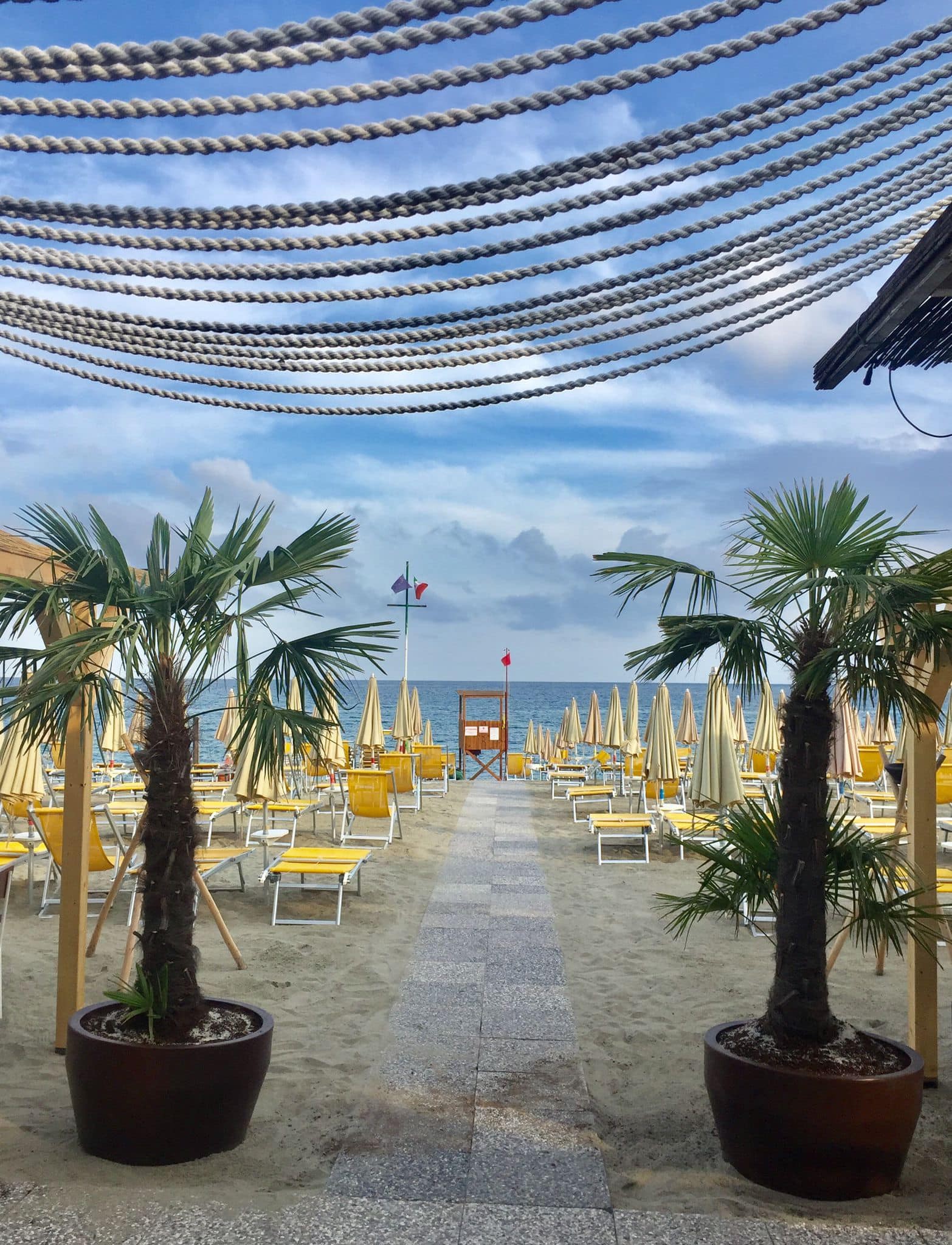 Torna..dal SoleLuna Beach Club ad Albissola Marina!!  Giornata di relax al mare con 2 lettini + ombrellone e aperitivo di coppia alcolico o analcolico con stuzzichini.