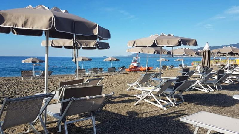 A Borgio Verezzi! Dai Bagni Europa! Giornata di relax al mare con 1 lettino, 1 sdraio + ombrellone e aperitivo di coppia con spritz, calice di vino o birra o analcolico con  stuzzichini!