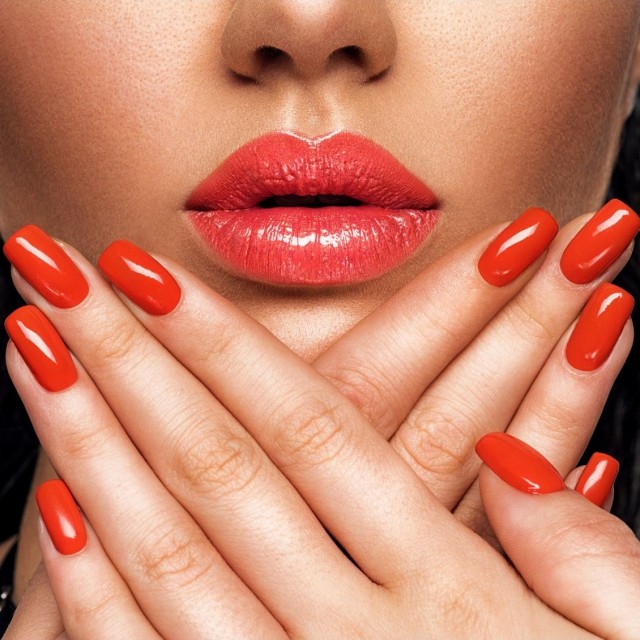 Novita'! In via Cornigliano!  Semipermanente mani  da Equipe 92! Inclusa rimozione! Dedicato a voi!