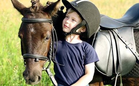 32,90€ anziché 60 €  Giornata verde d'equitazione per bambini in formula giornata intera, da 4 a 12 anni con istruttrice Tecnico Sef Italia, equipaggiamento incluso.