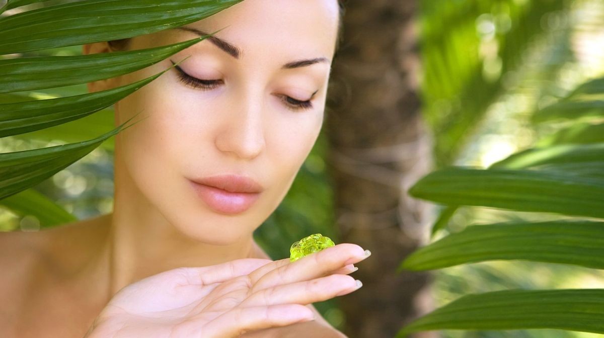 Detersione+scrub +massaggio linfodrenante viso +maschera all'aloe idratante e antiage  in via Colombo da Estetika Vale!