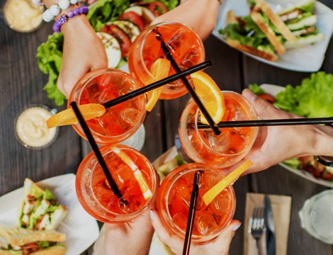 Nuova validità!  Da Ravatti pizze, slerfe e gotti: Aperitivo di coppia alcolico o analcolico o calice di vino o 2 birre medie con deliziose specialità !