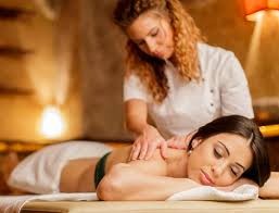 Speciale idea Regalo! Massaggio rilassante con aromaterapia e olii essenziali della durata di 40 minuti dall'operatrice olistica, naturopata Silvia Manipura in via Colombo!
