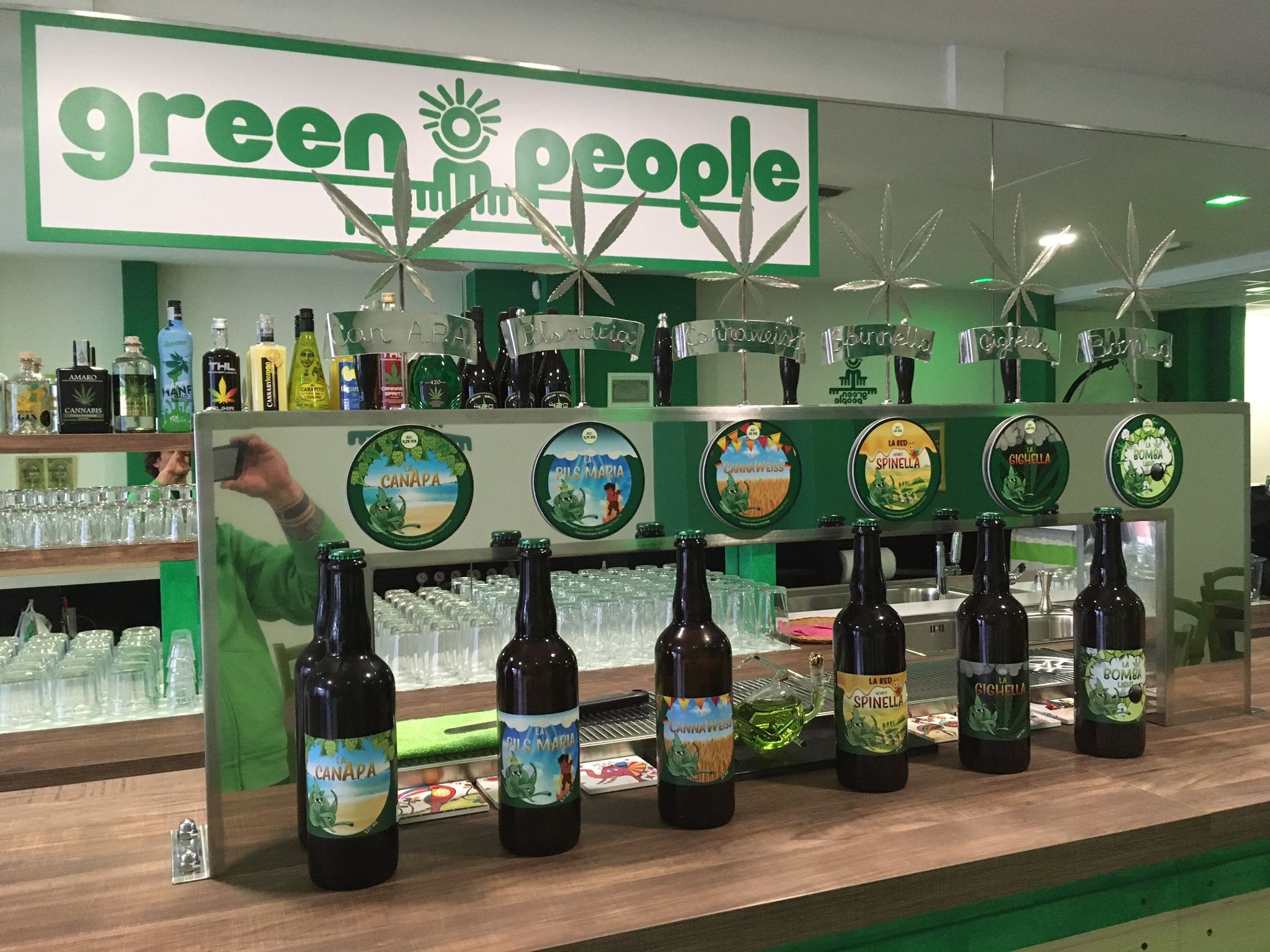 Nuova Apertura! Da Green People in Piazza Piccapietra! 4 birre  artigianali alla Canapa da 0,33 a soli 10,00!
