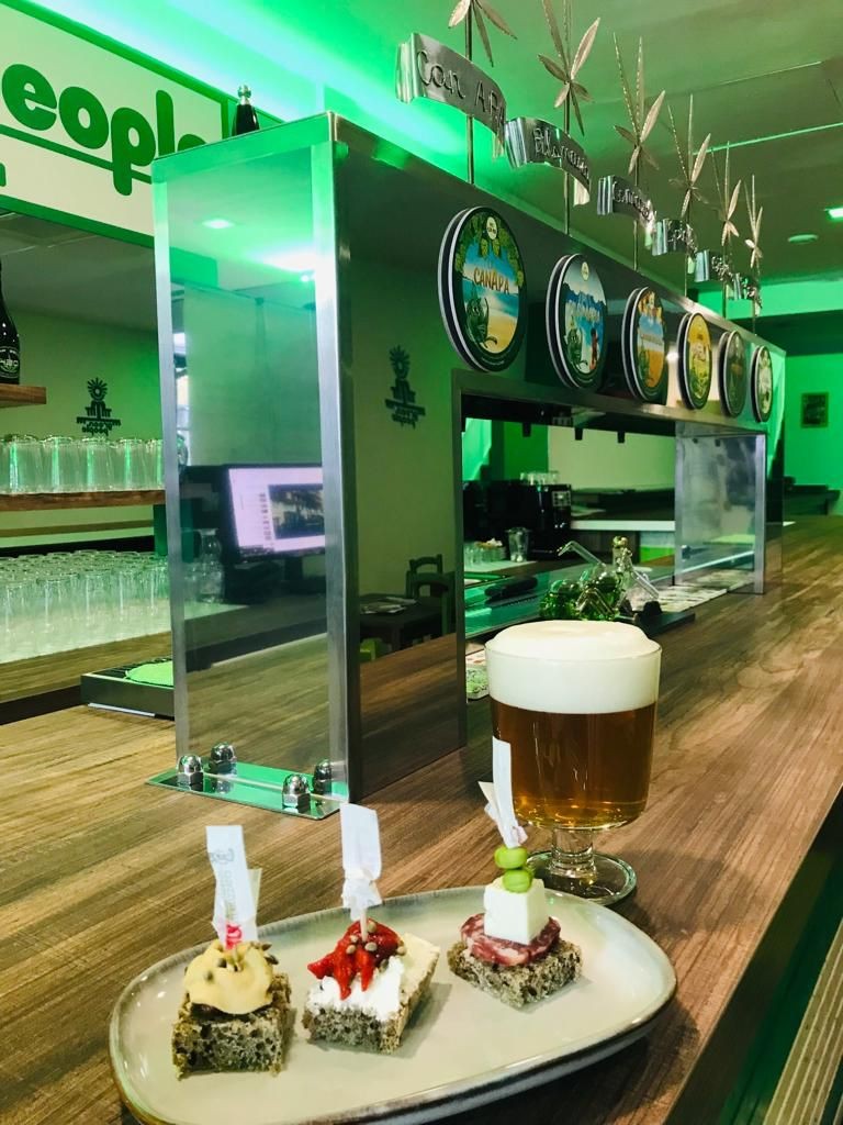Nuova Apertura! Da Green People in Piazza Piccapietra! Aperitivo di coppia alcolico o 2 pinte di birre a base di canapa o 2 prosecchi con deliziose specialità !