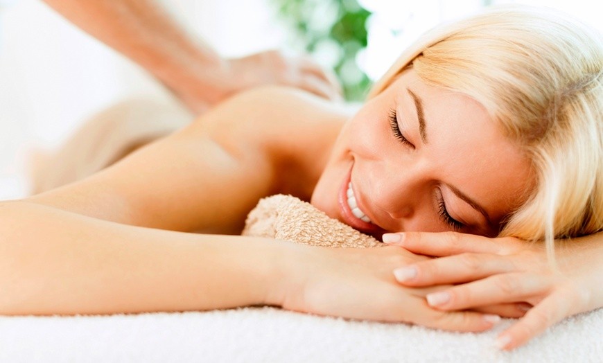  2 massaggi da 30 minuti ciascuno  a scelta tra: decontratturante o drenante nella centralissima via Macaggi da Daniela Marzano