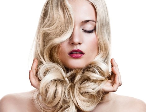 Capelli effetto lifting : Shampoo + trattamento personalizzato+  piega e finishing. Da Immagine Donna in via Donghi! Validità 3 mesi!
