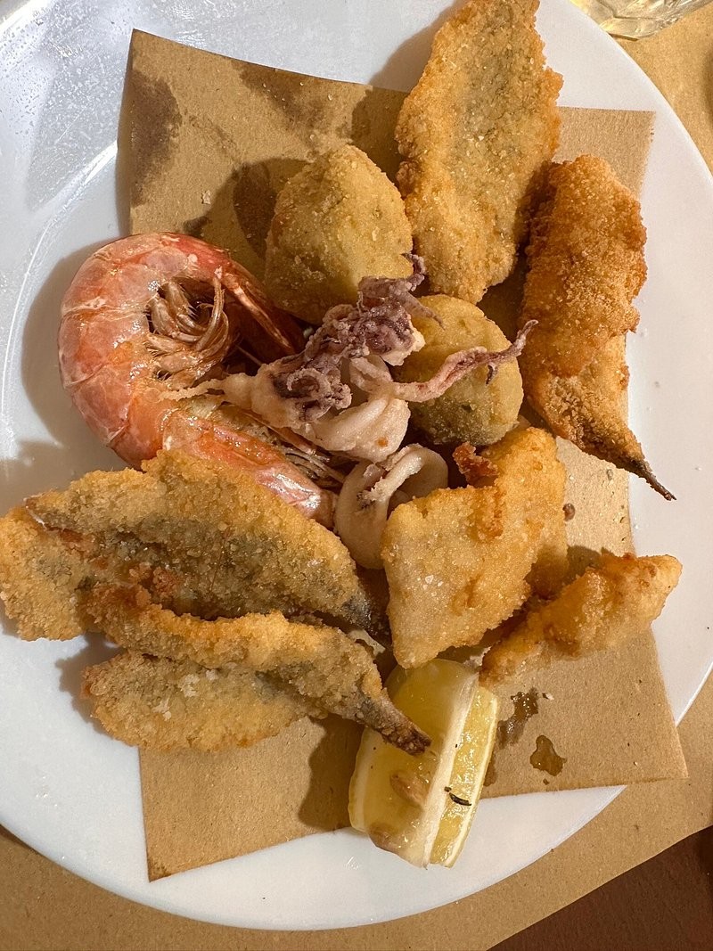 Nuova apertura! A due passi dalla Fiumara! Trattoria da Ale a Sampierdarena! Menu' per 2 a la carte: Primo, secondo, dolce con acqua mezzo litro di vino caffè e amaro solo 39.90!