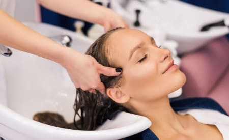 Novita'! 1h e 15 di Rituale Spa dedicato ai capelli con massaggio della cute + massaggio testa, uso trattamento ossigeno e vapore, piega, shampoo, maschera specifica e definizione finale. 