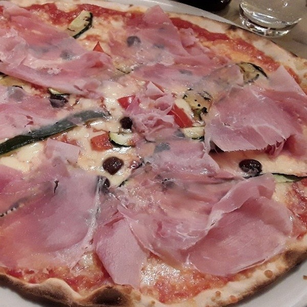 Cottura 9 nel cuore di Albaro! Antipasto +2 Pizze a scelta da menu o focaccia al formaggio, 2 birre piccole chiare o bevande, 1 bottiglia d'acqua, 2 dolci della casa, caffé e coperti inclusi!