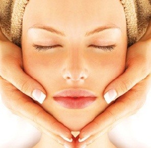 Novita'! Massaggio viso liftante della durata di 40 minuti nella centralissima Piazza Colombo da Entea!