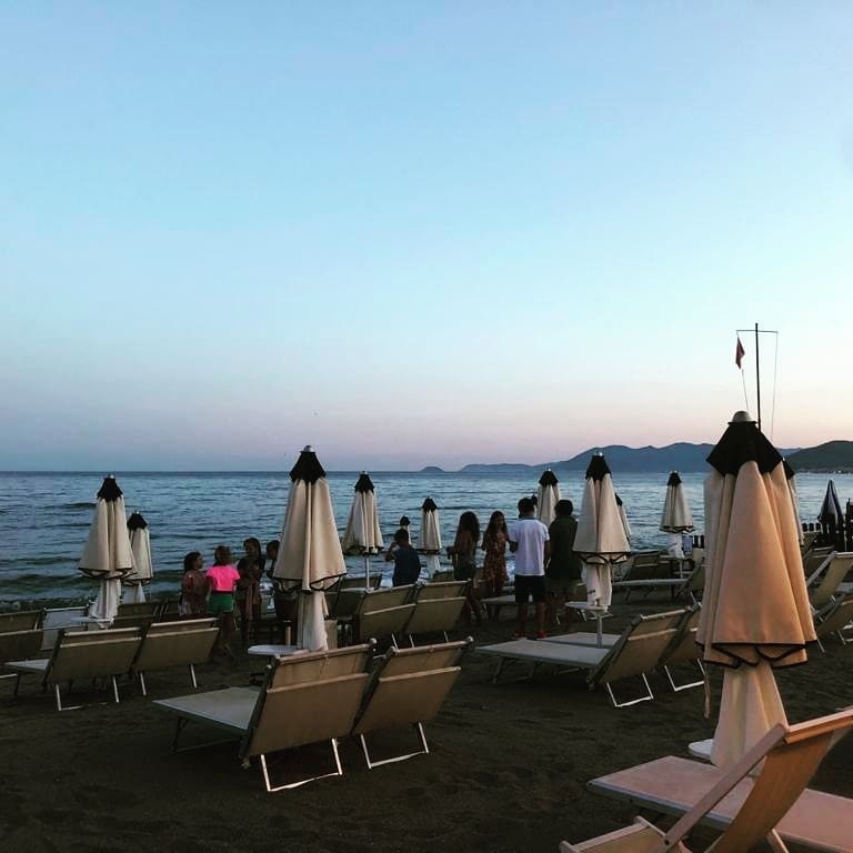 A Borgio Verezzi! Dai Bagni Europa! Giornata di relax al mare con 1 lettino, 1 sdraio + ombrellone e aperitivo di coppia con spritz, calice di vino o birra o analcolico con  stuzzichini!