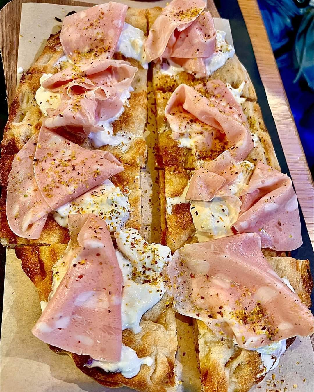 Nuova validità! Menu' pinsa per due persone con birra piccola chiara o rossa o bevanda analcolica, dolce, caffè  e coperto incluso dal ristorante pinseria Over nel cuore di Marassi!