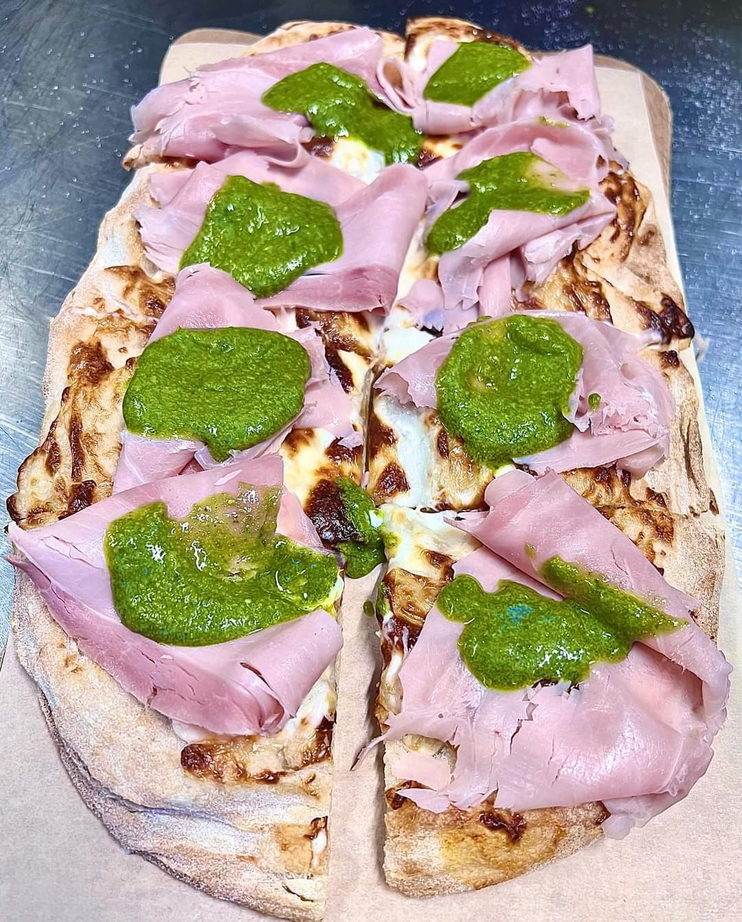 Nuova validità! Menu' pinsa per due persone con birra piccola chiara o rossa o bevanda analcolica, dolce, caffè  e coperto incluso dal ristorante pinseria Over nel cuore di Marassi!