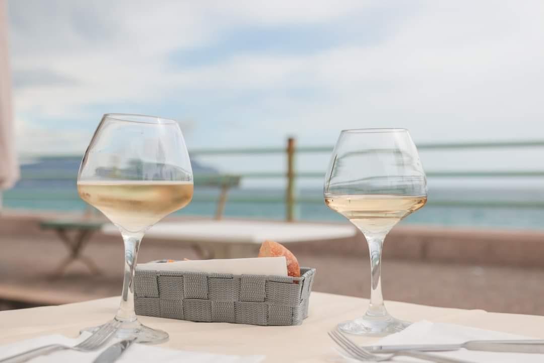 A Nervi! Dal Paradiso di Nervi! Menu' per due persone: Primo, secondo, dolce, acqua, calice di vino   caffé e coperti inclusi! Coupon utilizzabile da Lunedì alla Domenica a pranzo! e  Sabato a cena!