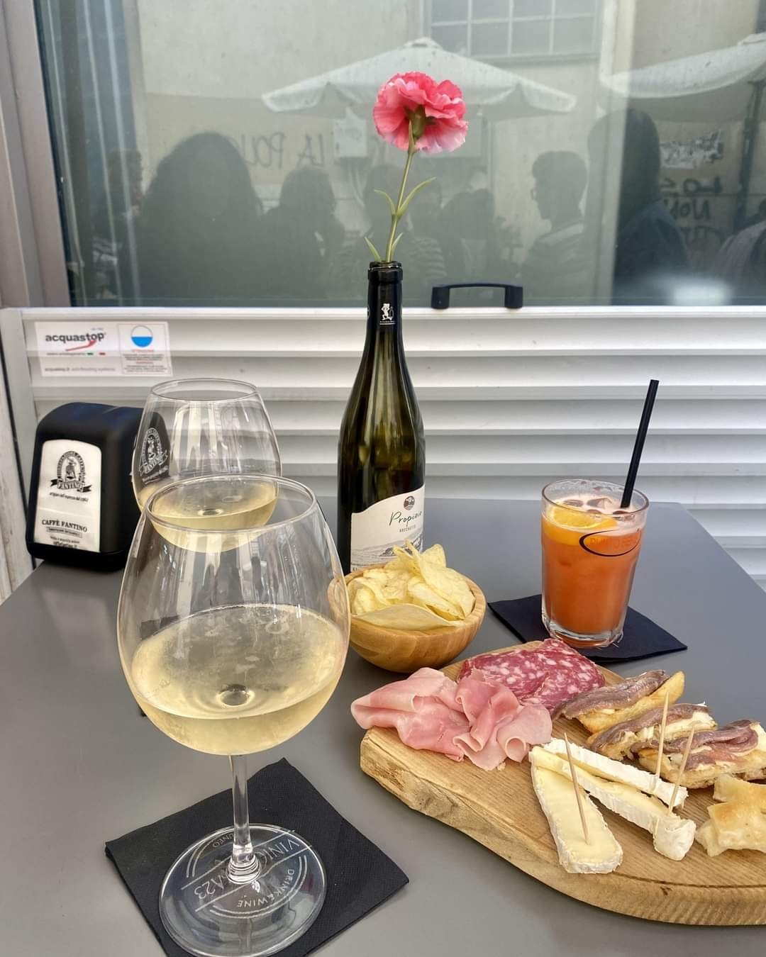 In centro storico!  In Via Degli Orefici da Vinicola 23 Aperitivo di coppia alcolico o analcolico o calice di vino con deliziose specialità !