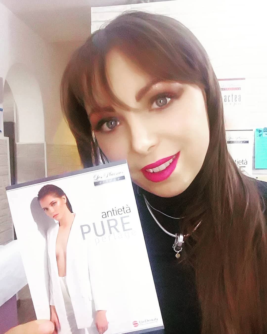  Novita'!  Pacchetto multicoccole: massaggio schiena collo cervicale, manicure con smalto normale e trattamento viso specifico In via Colombo! Da Estetika Vale! 