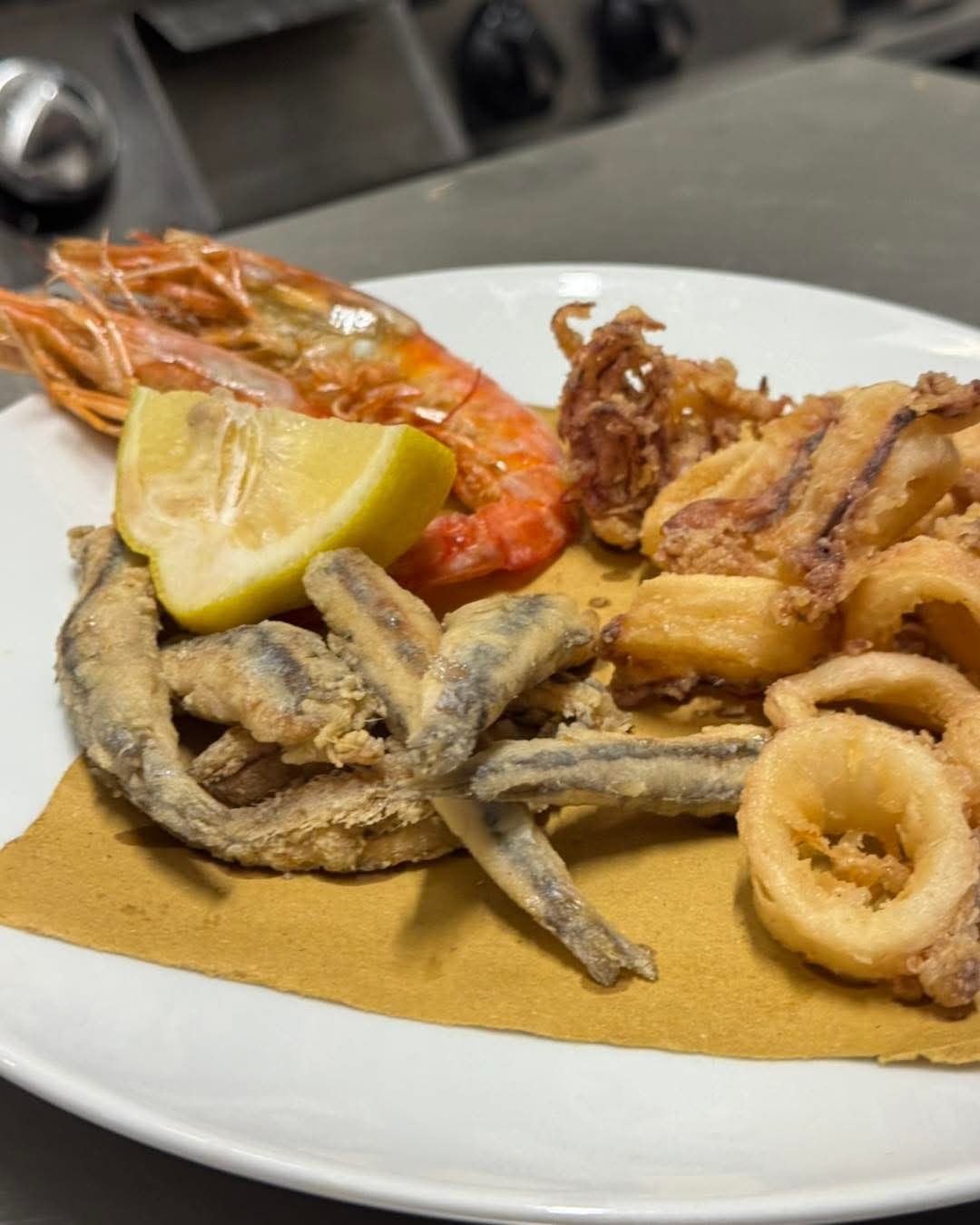 Nuova apertura! Empiria Live in via dei Giustiniani.  Solo 49,90 per Menu' per 2 persone Profumo di Campania! Primo secondo dolce acqua coperto cafè e calice di vino! Sia a pranzo che cena!