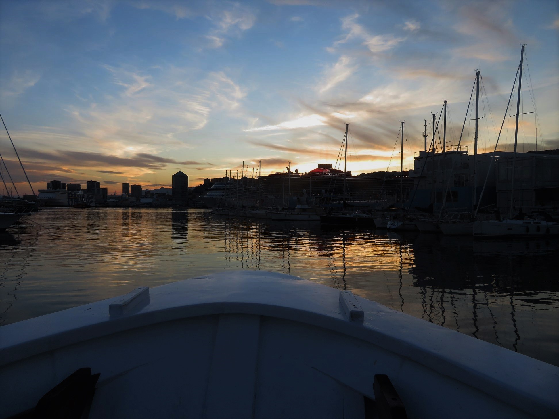 Tornaaa! Tramonto su Genova! Escursione serale in battello  con partenza dal Porto Antico alle 19,15 per 1 persona . Per i più romantici! 