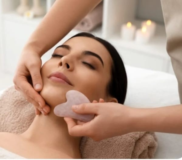 Nuova validità! 50 minuti di Trattamento viso antiage  con massaggio Gua Sha dalla Massaggiatrice Teresa Menale in via Caffa. Fai tuo il coupon e regalati bellezza!