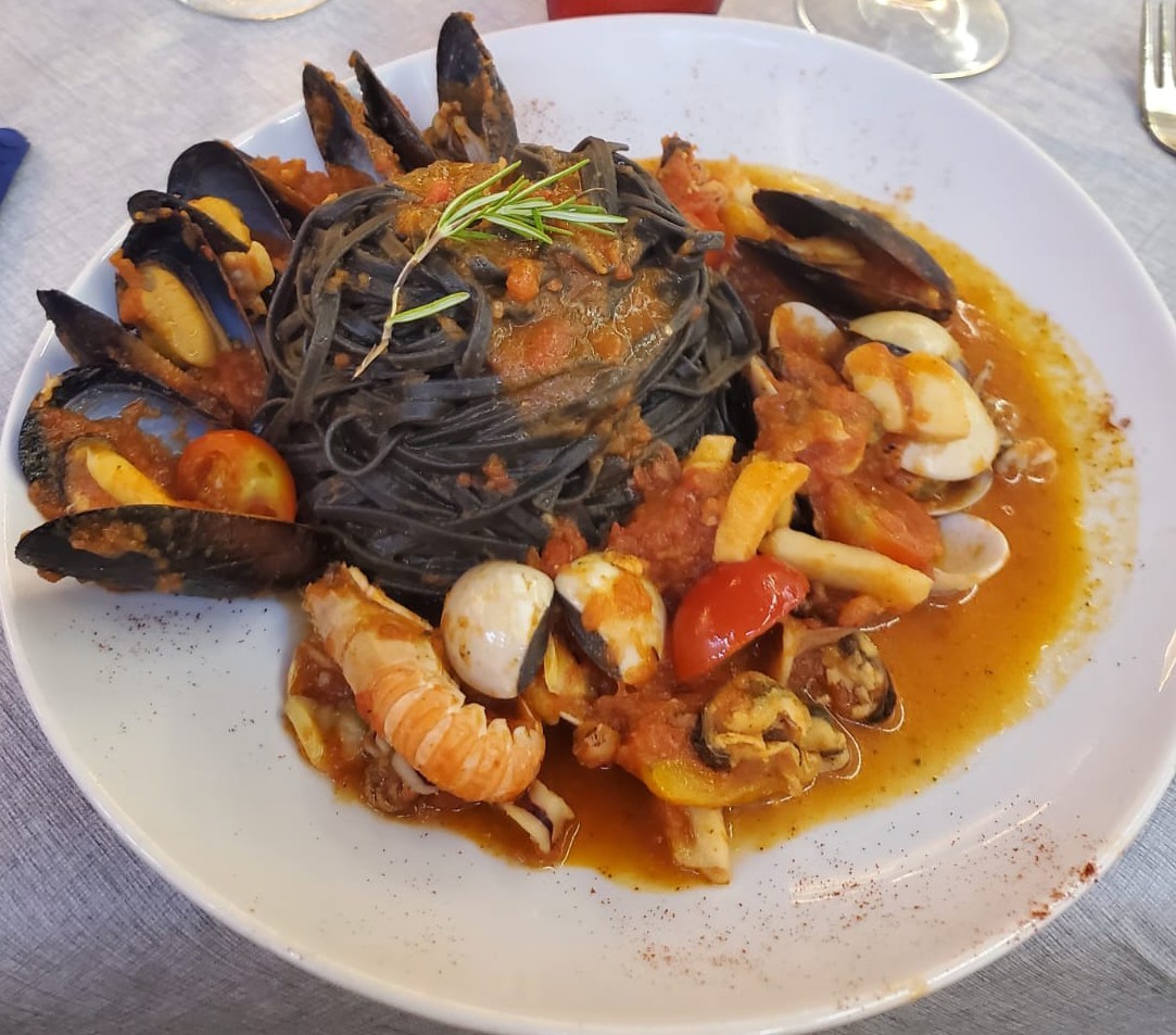 Strepitoso! Menu per due persone con antipasto  primo, secondo, dolce del giorno,  acqua, calice di vino, coperto e caffè per 2 persone al Ristorante Gusto' ad Arenzano!