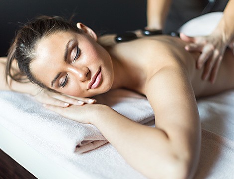 In via XX Settembre dall' operatrice olistica Barbara Rosso. Hot Stone massagge schiena della durata di 40 minuti Riservato alla clientela femminile.