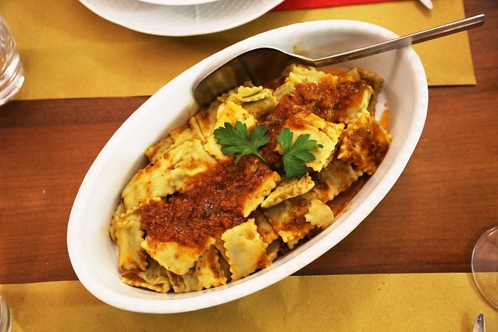 Menu' per 2 a Pranzo Coupon valido anche  1 Maggio e 2 Giugno! La nostra meravigliosa Liguria a tavola! menu' per 2 persone a scelta dalla carta: antipasto, primo, secondo, dolce acqua e vino dal Ristorante la Veranda a Tavarone!