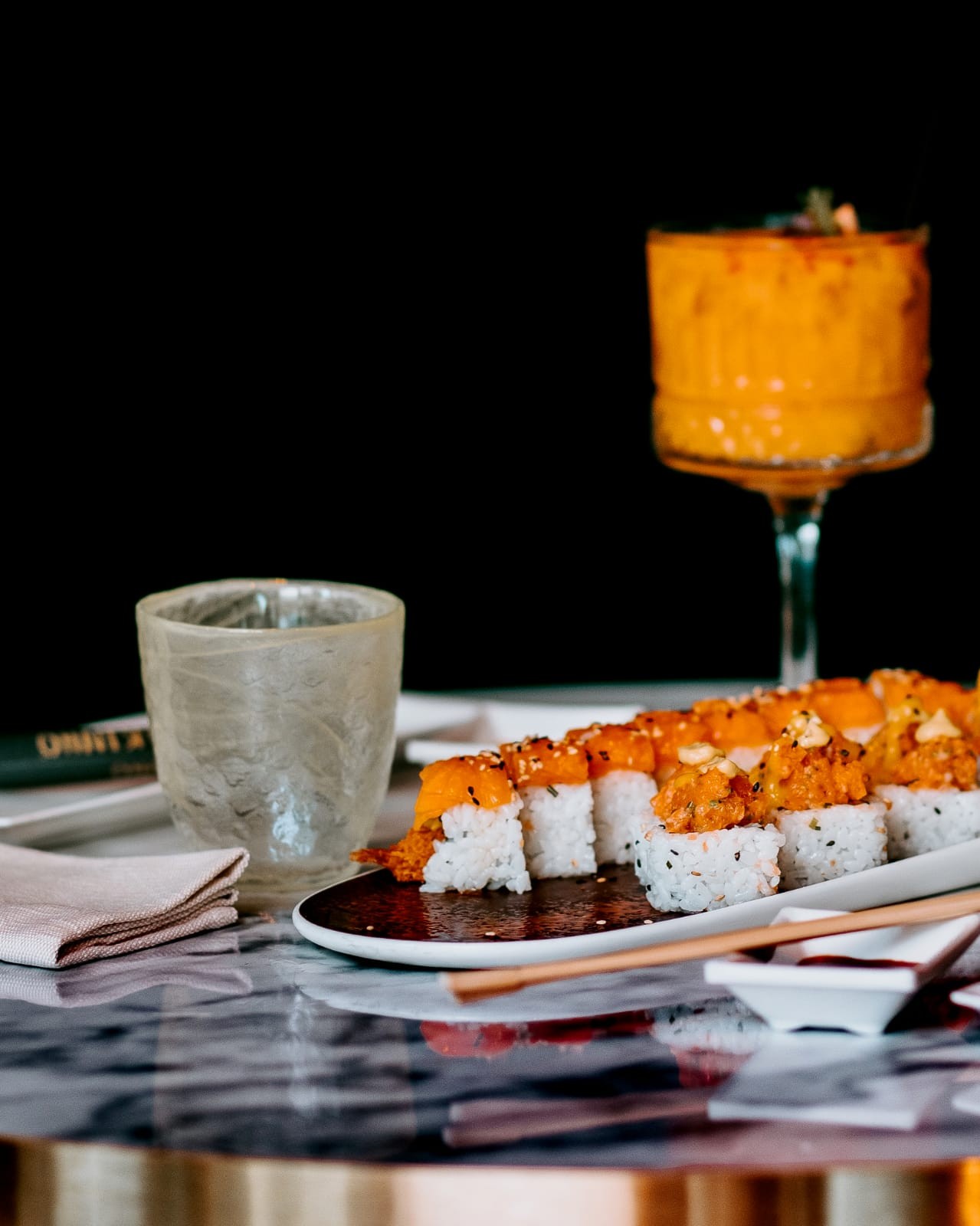 Nuova validità! da Makinho all'interno dell' Arena di Albaro  Village  per uno speciale Aperisushi x 2 persone:  2 calici  di vino o cocktail alcoolico o analcoolico  e un Roll!!