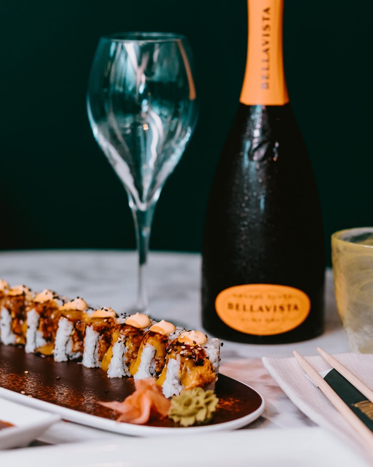 Super offerta! da Makinho all'interno dell' Arena di Albaro  Village  per uno speciale Aperisushi x 2 persone:  2 calici  di vino o cocktail alcoolico o analcoolico  e un Roll!!