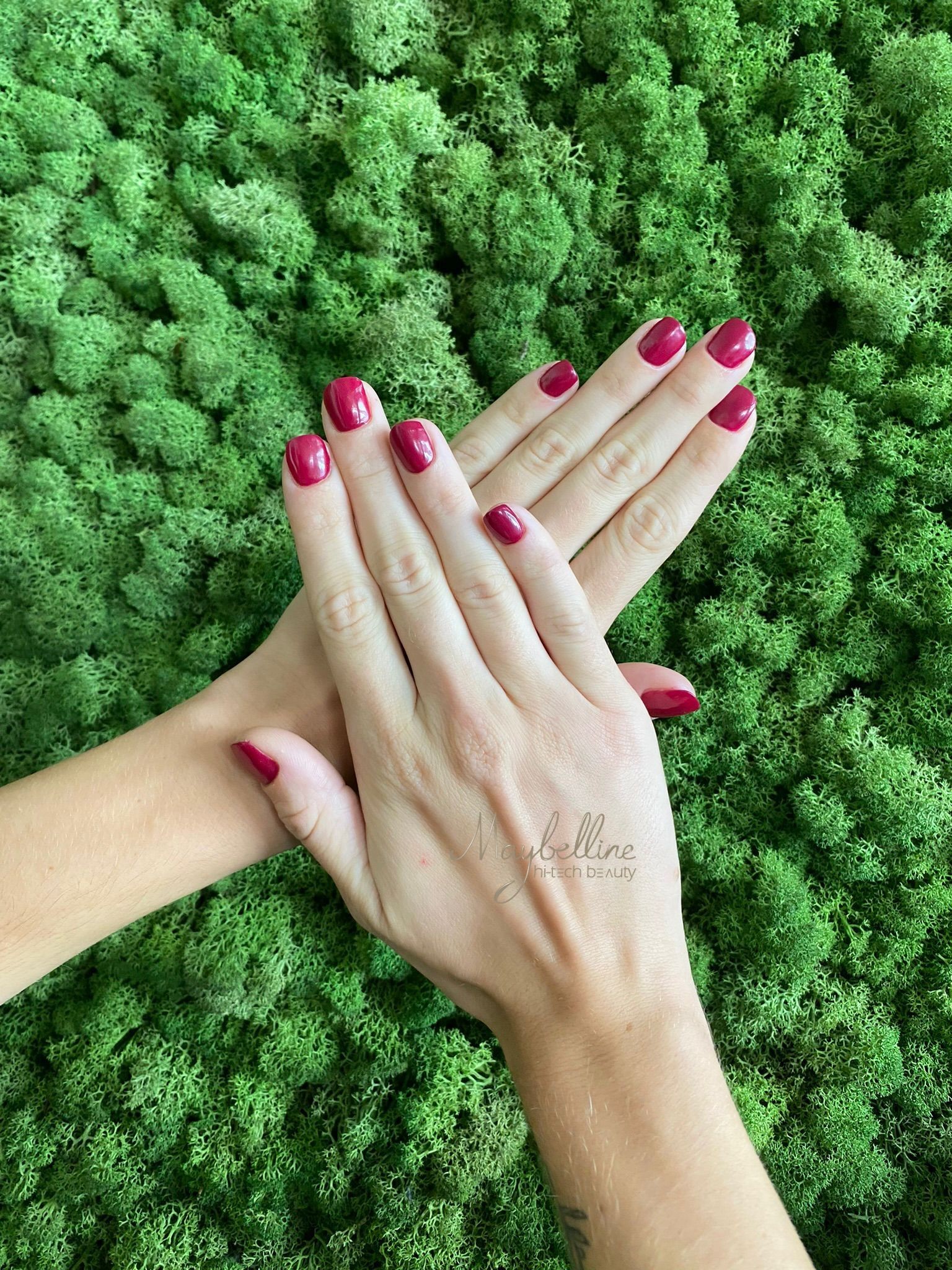 Limatura unghie e sistemazione cuticole con applicazione shellac per mani o piedi da Maybelline Hi Tech Beauty nella centralissima  via Brigata LIguria! Rimozione inclusa!