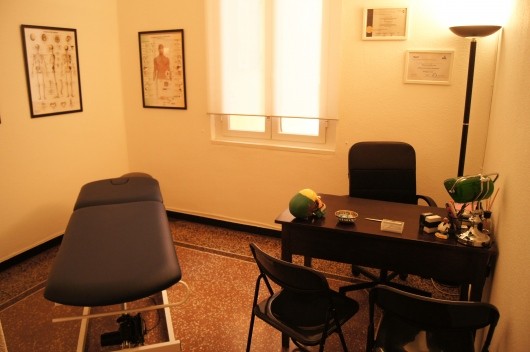 In Via Carlo Barabino! Nel cuore della Foce! Visita osteopatica+trattamento manipolativo osteopatico con esercizi posturali e applicazioni Kinesiotaping.