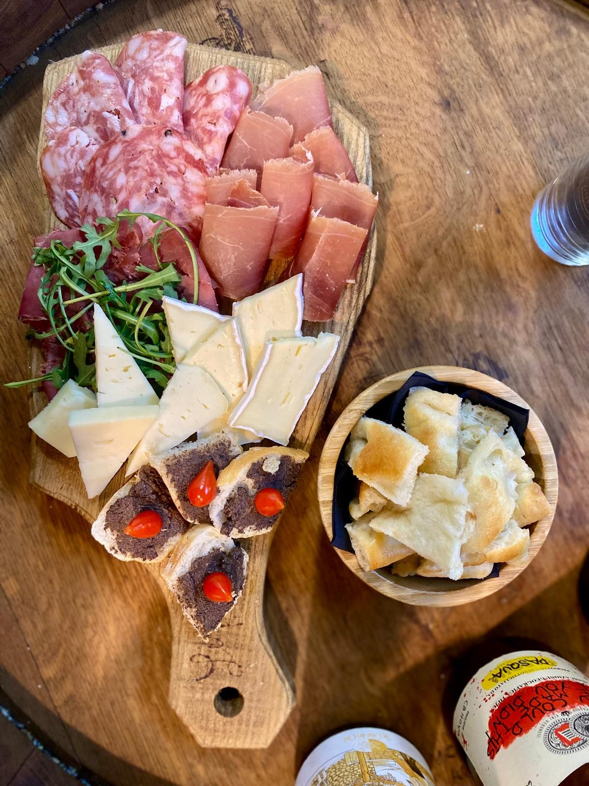 In centro storico!  In Via Degli Orefici da Vinicola 23  Degustazione di coppia: 3 calici vini Liguri con tagliere di formaggi e salumi!
