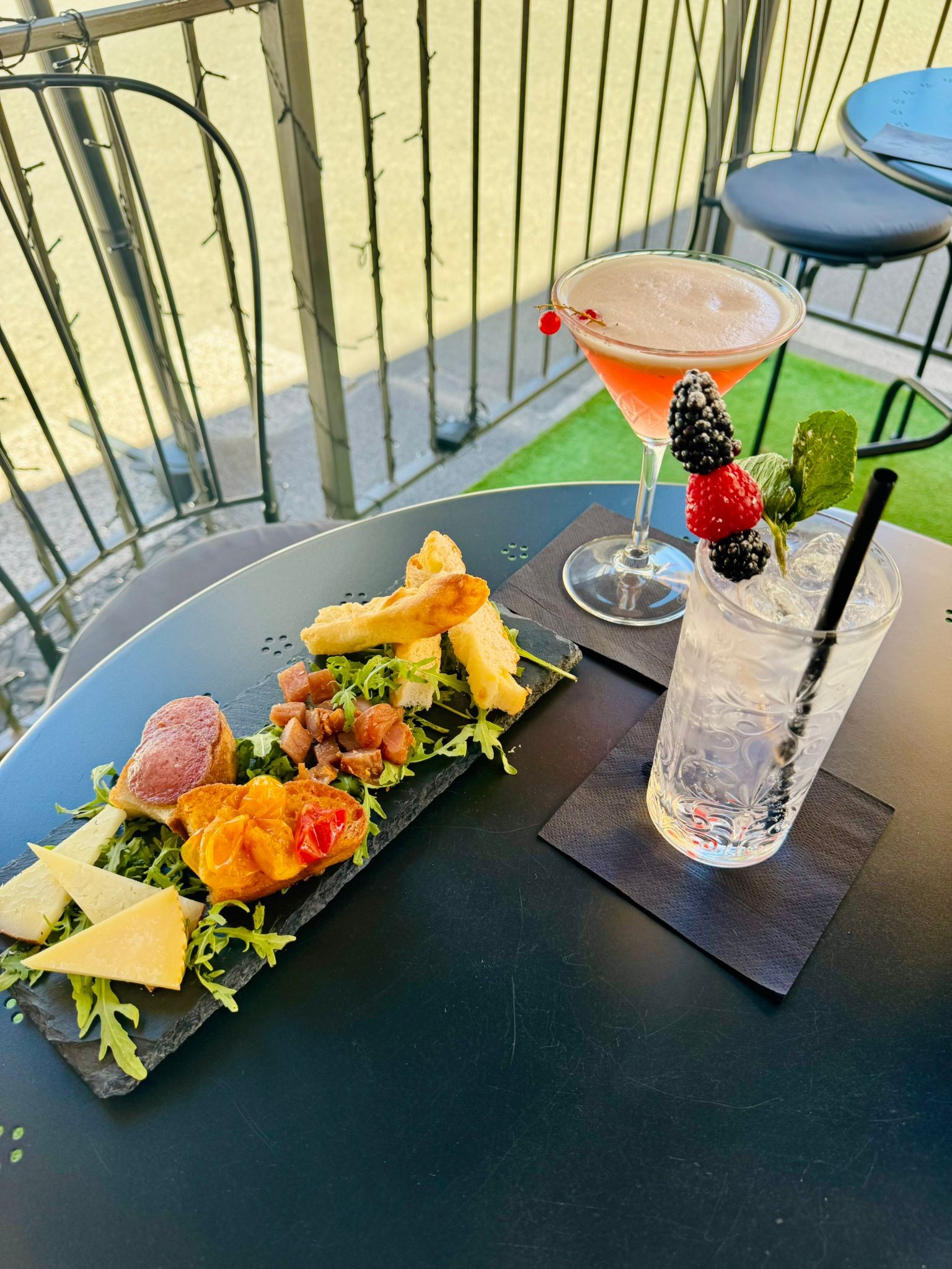 Nuova apertura In Via Trento!I Da Golden Lounge  Aperitivo di coppia alcolico o analcolico o calice di vino con deliziose specialità !