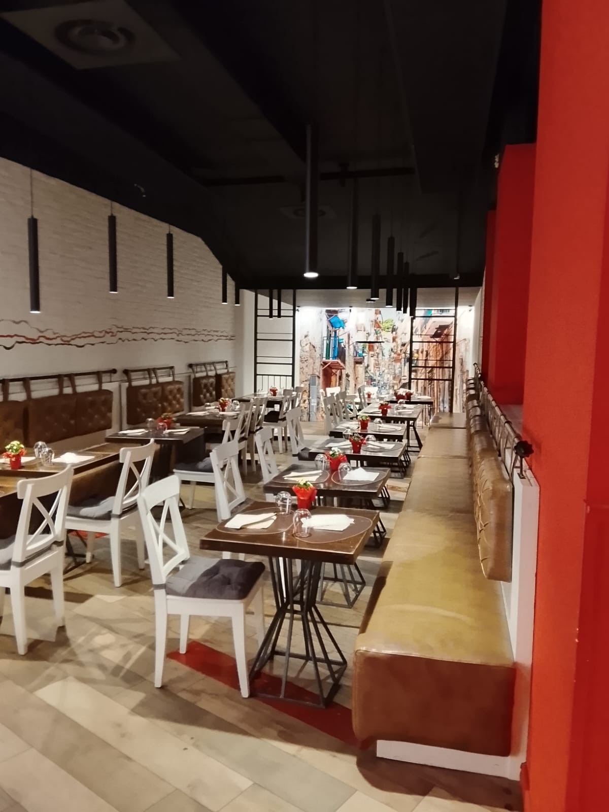 Nuova apertura! Bistrot 12 in via XII Ottobre!  Menu' per 2 persone! Primo, secondo, dolce acqua coperto caffè e calice di vino! 