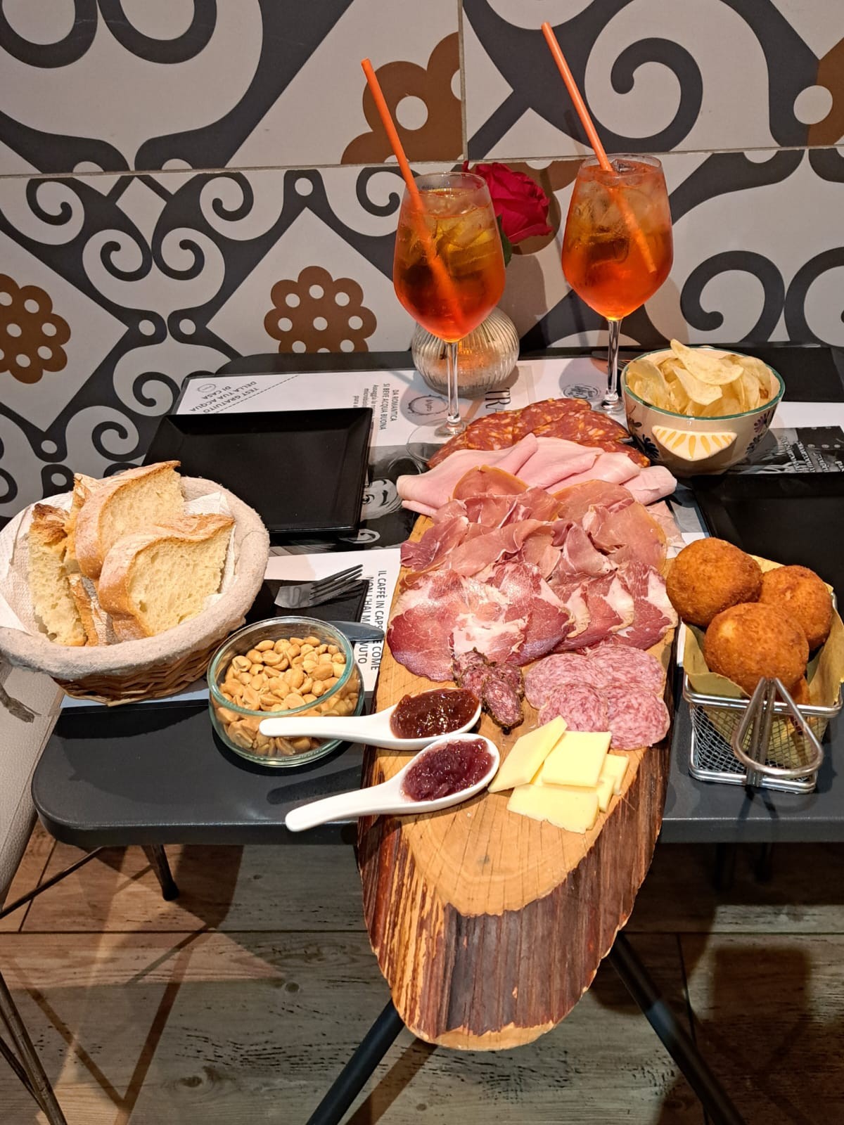 Tornaaa! In Via Trento!I Da Romantica Aperitivo di coppia alcolico o analcolico o calice di vino con ricco tagliere di formaggi e salumi e deliziosi suppli'