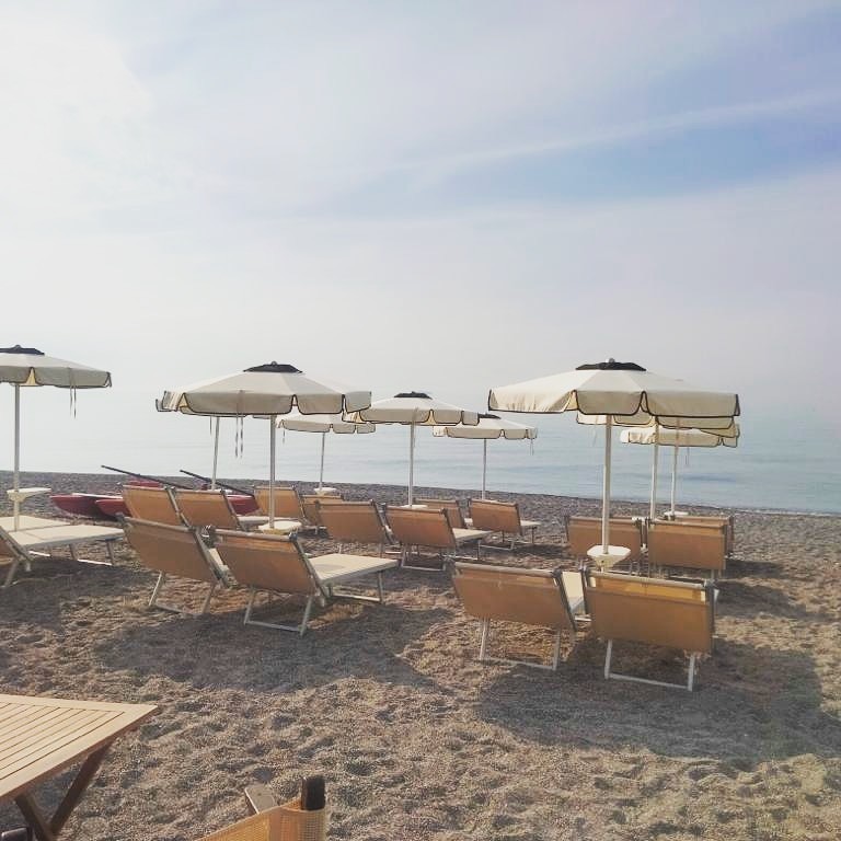 A Borgio Verezzi! Dai Bagni Europa! Giornata di relax al mare con 1 lettino, 1 sdraio + ombrellone e aperitivo di coppia alcolico o analcolico con  stuzzichini!