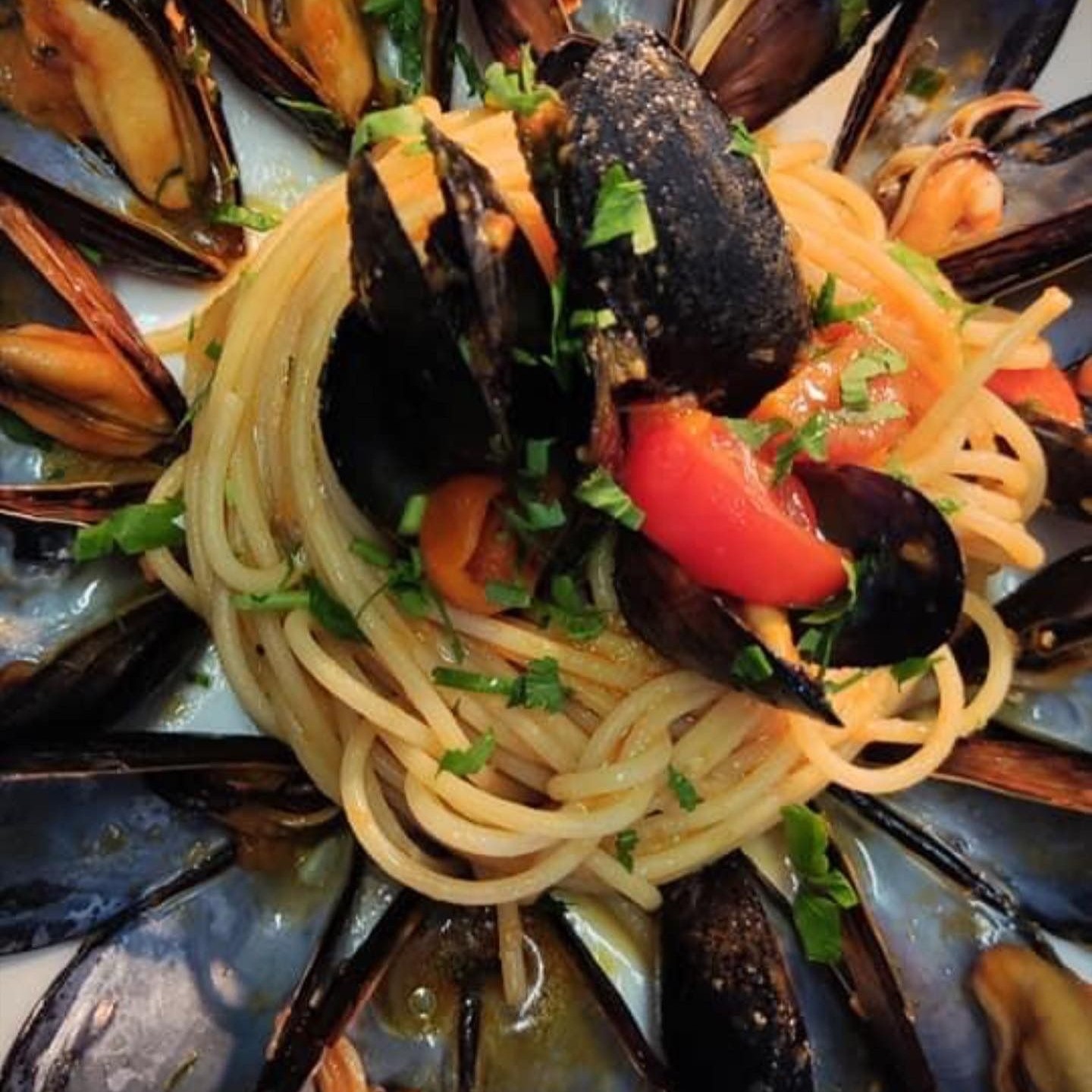  Sorpresa! Menu per due persone con antipasto  primo, secondo, dolce del giorno,  acqua, calice di vino, coperto e caffè per 2 persone al Ristorante Gusto' ad Arenzano!