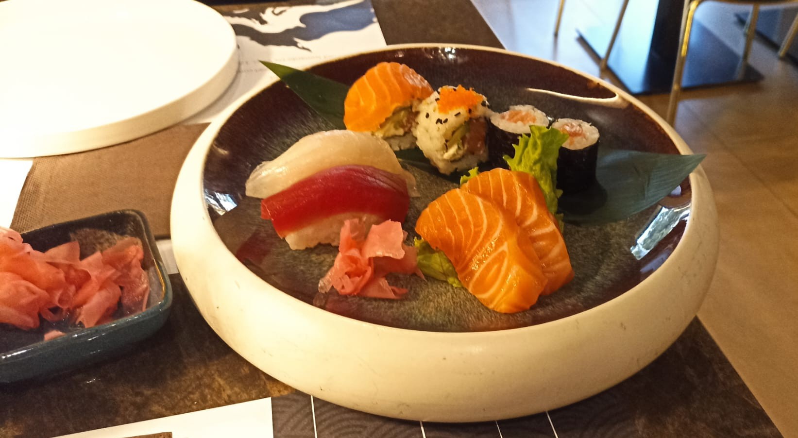 Nuova validità'! da Ama Sushi nel cuore di Albaro in Piazza Leonardo Aperisushi x 2 persone:  2 calici  di vino bianco o rosso o prosecco  e un Roll!!