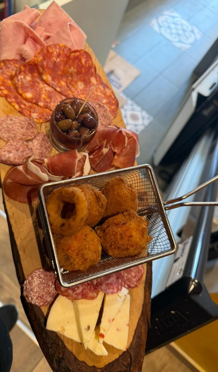 Tornaaa! In Via Trento!I Da Romantica Aperitivo di coppia alcolico o analcolico o calice di vino con ricco tagliere di formaggi e salumi e deliziosi suppli'