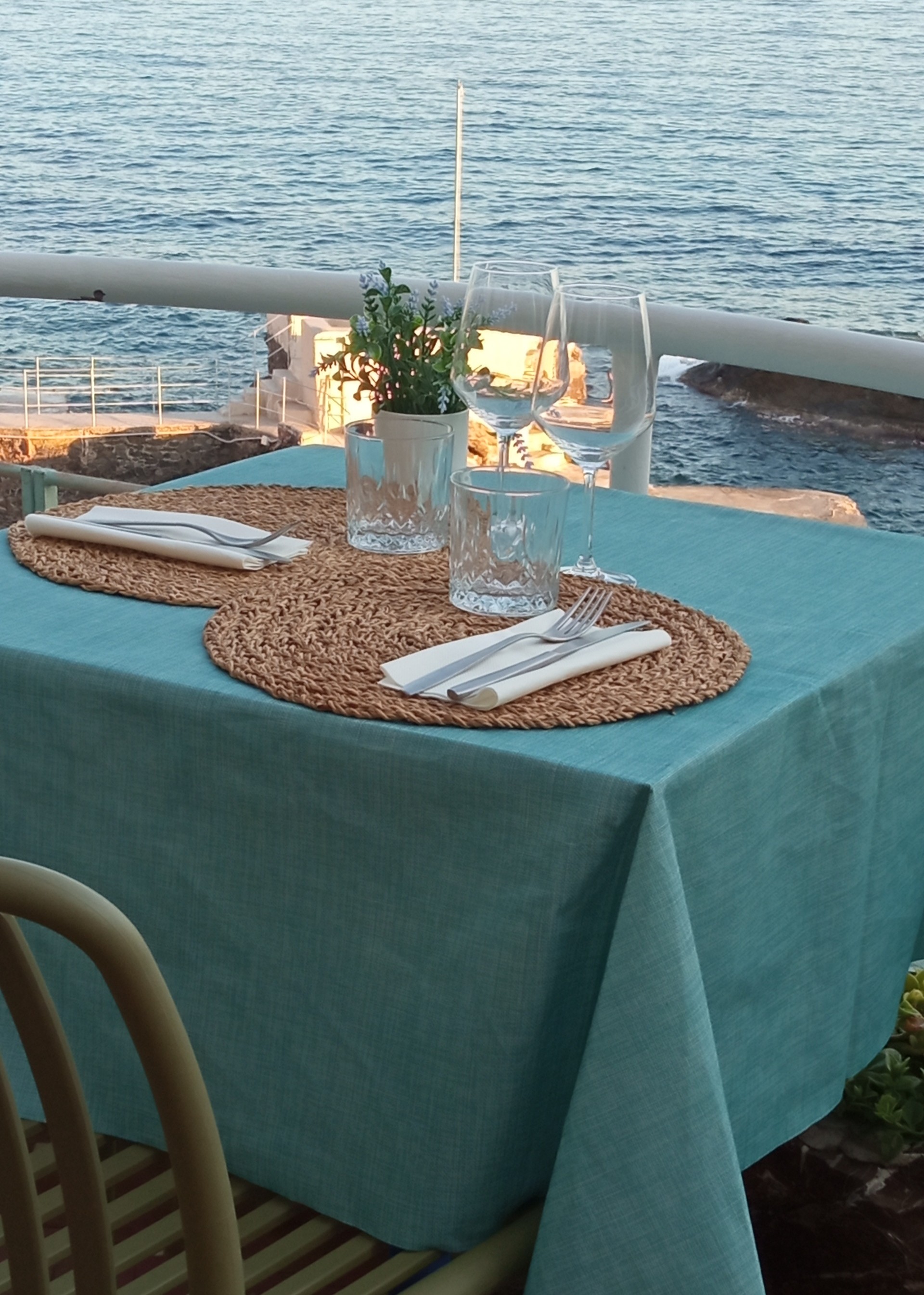 A Nervi! In Passeggiata Anita Garibaldi! Da Terrazza Paradiso! A pranzo! Menu' per due persone: Antipasto, primo, dolce, acqua, calice di vino   caffé e coperti inclusi! 