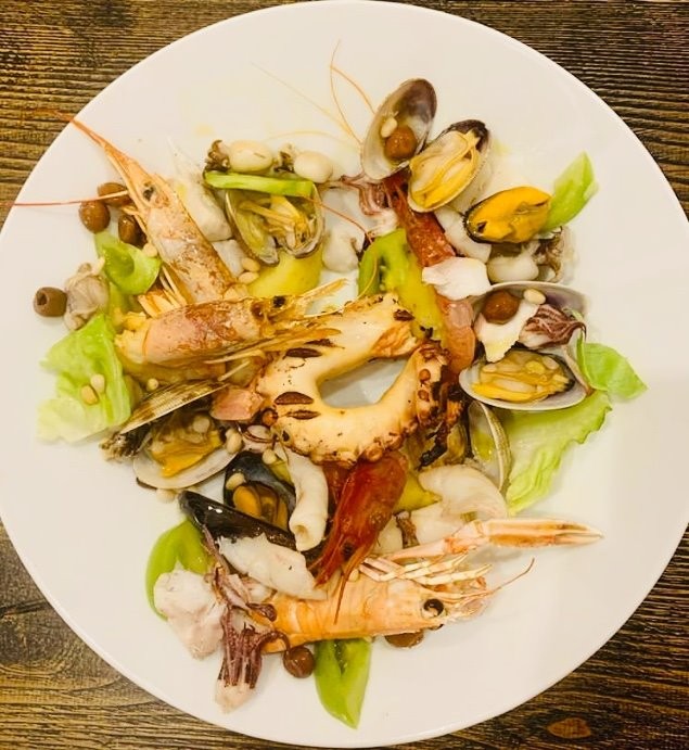 Nuova validità! Cottura 9 nel cuore di Albaro! Menu' a la carte per due persone: Antipasto, primo o secondo a scelta, dolce, acqua, calice di vino   caffé e coperti inclusi!