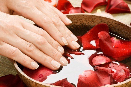 Manicure completa con maschera idratante latte d'asina presso l'Estetika Vale in pieno centro!