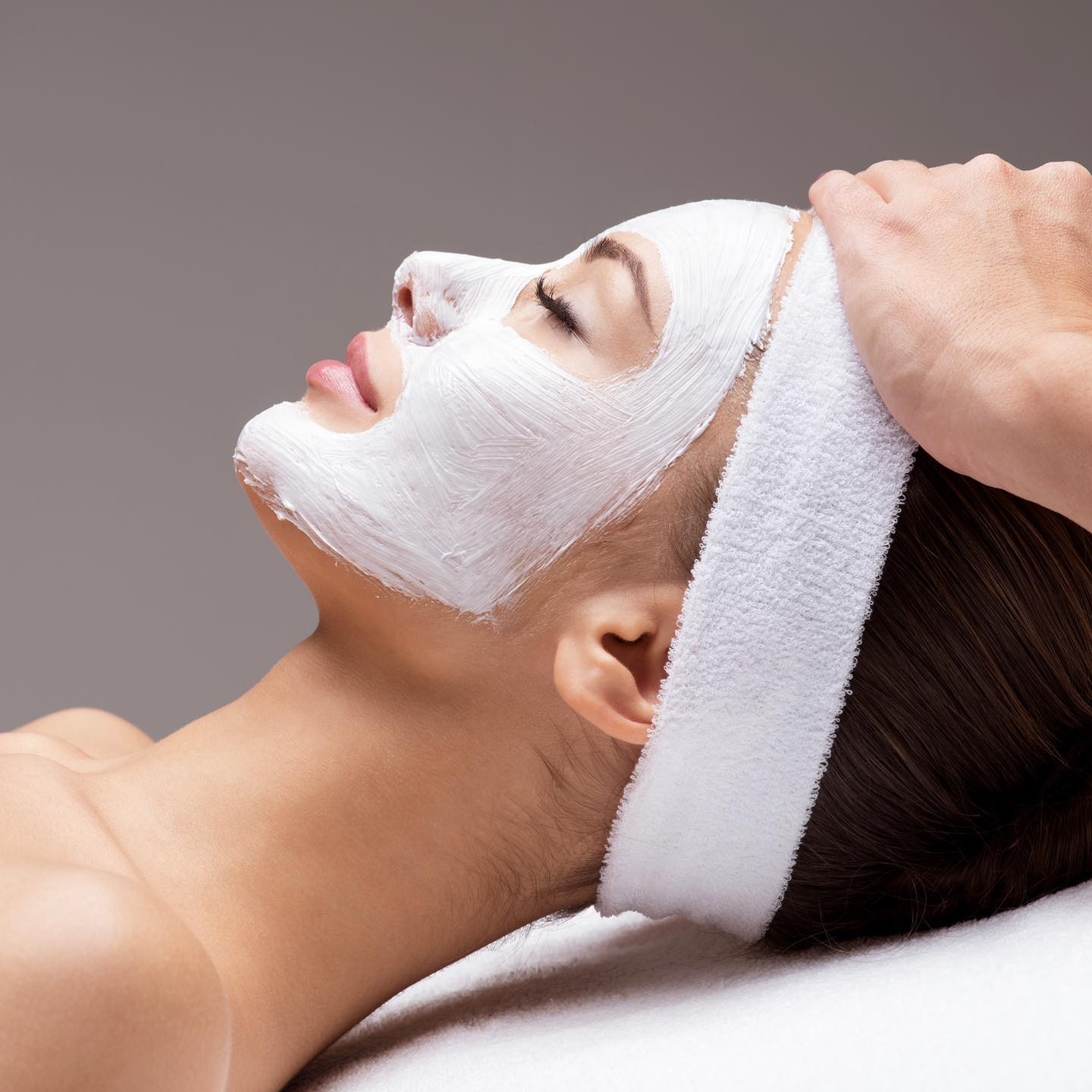 Splendida idea regalo! Pulizia viso con definizione sopracciglia ed epilazione labbro superiore istituto Mydivina nella centralissima via Fieschi!