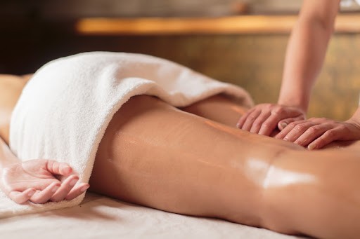  Gambe leggere e rimodellate? 45 minuti di Massaggio total body drenante nella centralissima via Macaggi da Daniela Marzano!
