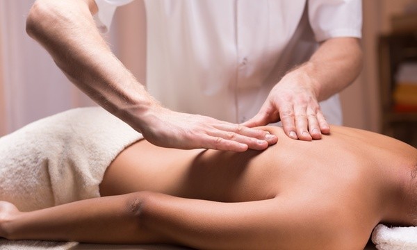  in centro! 1 massaggio personalizzato decontratturante o drenante  da 40 minuti  eseguito da Massofisioterapista nello Studio Medico in vIale sauli