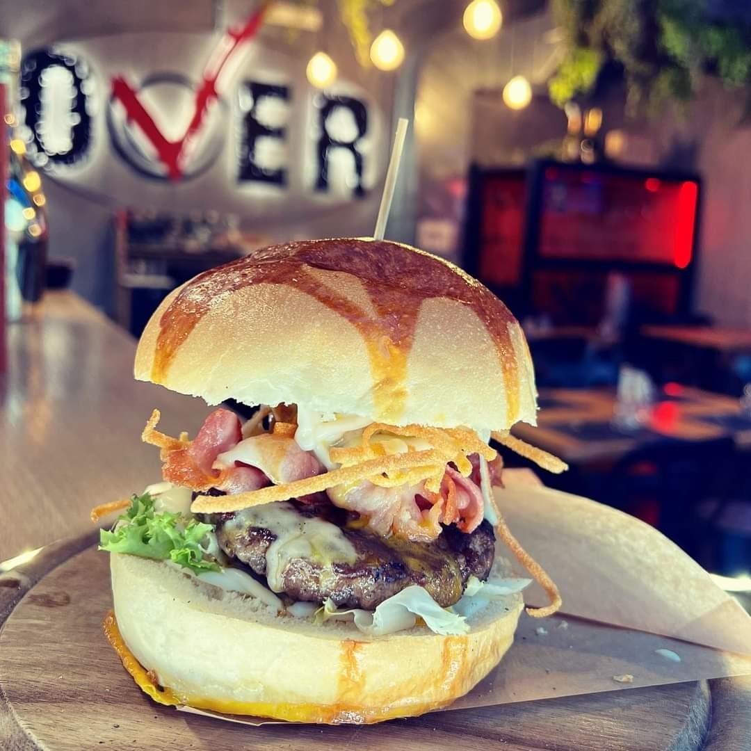 Nuova validità! Menu' Hamburger per due persone con birra piccola chiara o rossa o bevanda analcolica, dolce, caffè  e coperto incluso dal ristorante pinseria Over nel cuore di Marassi!
